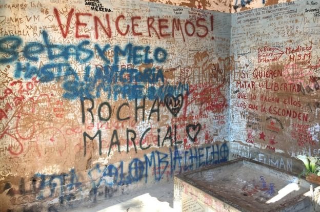 Durante décadas los seguidores de Guevara dejaron mensajes y grabaron sus nombres en estas paredes | Luis Velasco / BBC Mundo