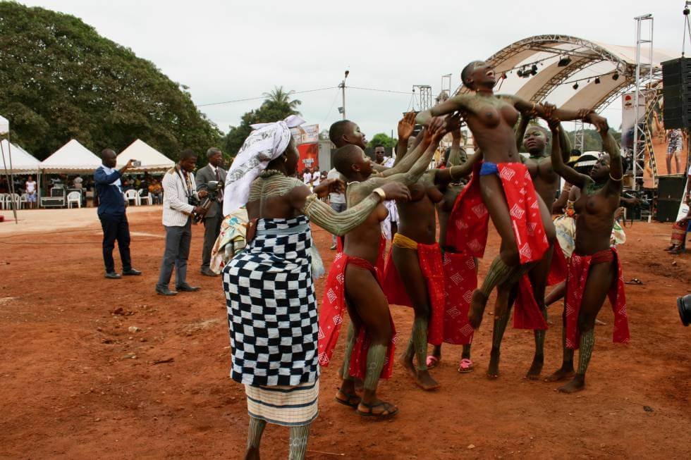 La danza de las mujeres desnudas, durante el Adayé Kessié, el año nuevo del pueblo brong.