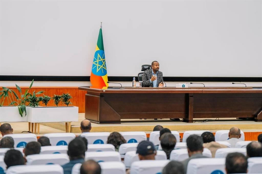 Presidente Abiy Ahmed, junto a lideres de Corredores de Desarrollo de Addis Abeba