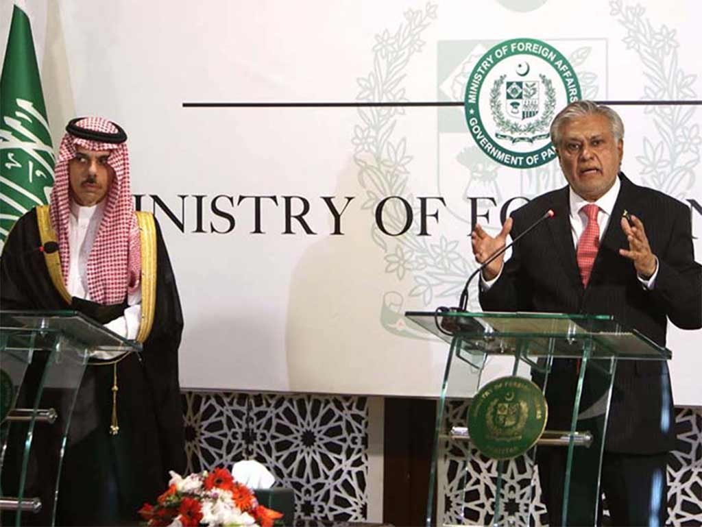Canciller saudí Faisal bin Farhan Al Saud, junto al canciller pakistaní Ishaq Dar, en declaraciones sobre Gaza 