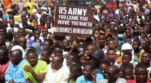Manifestantes en Níger exigiendo la retirada de tropas norteamericanas de su país 