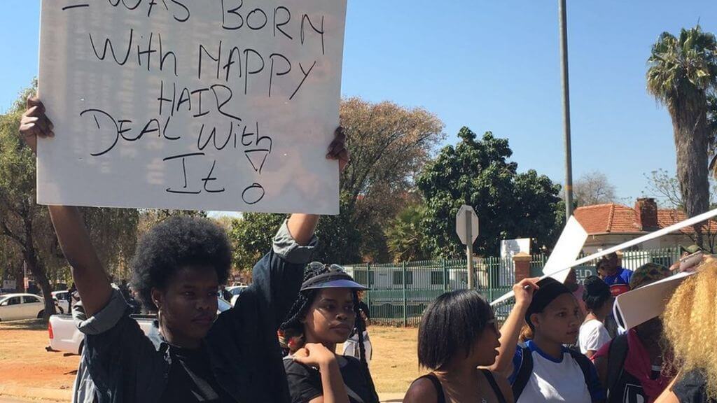 Estudiante y representantes protestan contra el racismo en las puertas del Pretoria High School for Girls