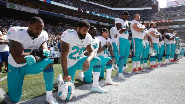 Algunos jugadores de los Miami Dolphins imitaron la protesta de Kaepernick antes de su partido contra los Seattle Seahawks