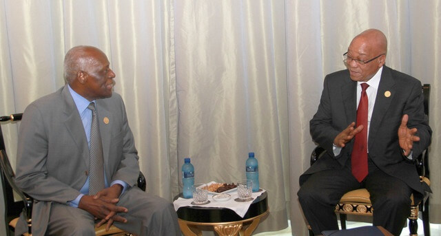 Presidente de angola José Eduardo dos Santos y su homólogo de Sudafrica Jacob Zuma