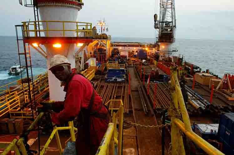 Angola pionera en el cierre de producción de crudo en 2016 en África