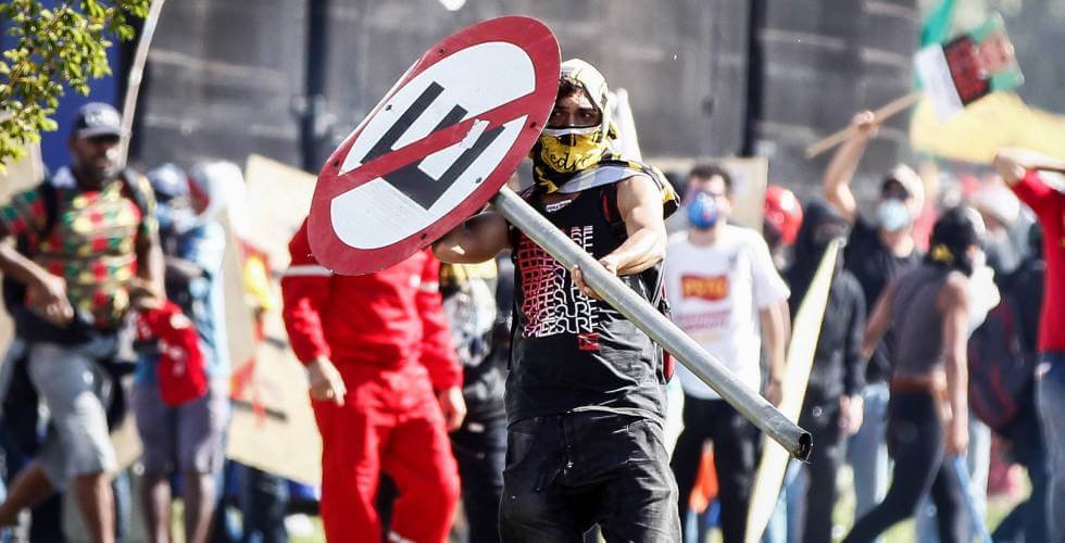 Manifestantes se enfrentan con policías antimontines en la Explanada de los Ministerios, en Brasilia (Brasil). 