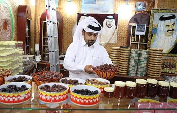 Un comerciante vende dátiles y miel en una tienda de Doha, la capital de Qatar. Foto: AFP.