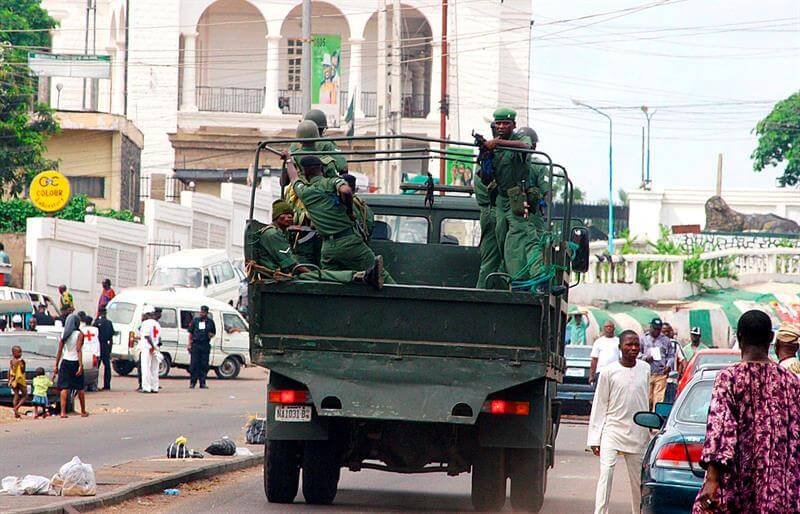 Soldados nigerianos patrullan por las calles de Ibadan, en el sudoeste de Nigeria. 