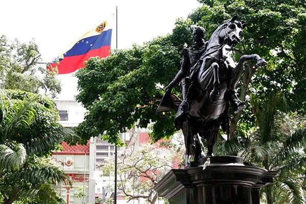 La estatua ecuestre del Libertador en la Plaza Bolívar de Caracas