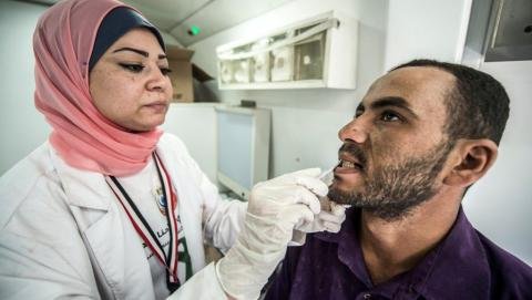 Enfermera tomando muestra de saliva contra la hepatitis c