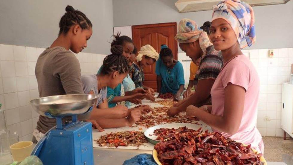Un grupo de mujeres asiste a un curso de cocina en el centro de formación de Kidist Mariam, en Meki (Etiopía).