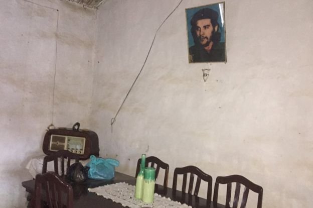 La vieja radio Telefunken y un cuadro del Che en la casa de Lijia Morón | BORIS MIRANDA / BBC MUNDO