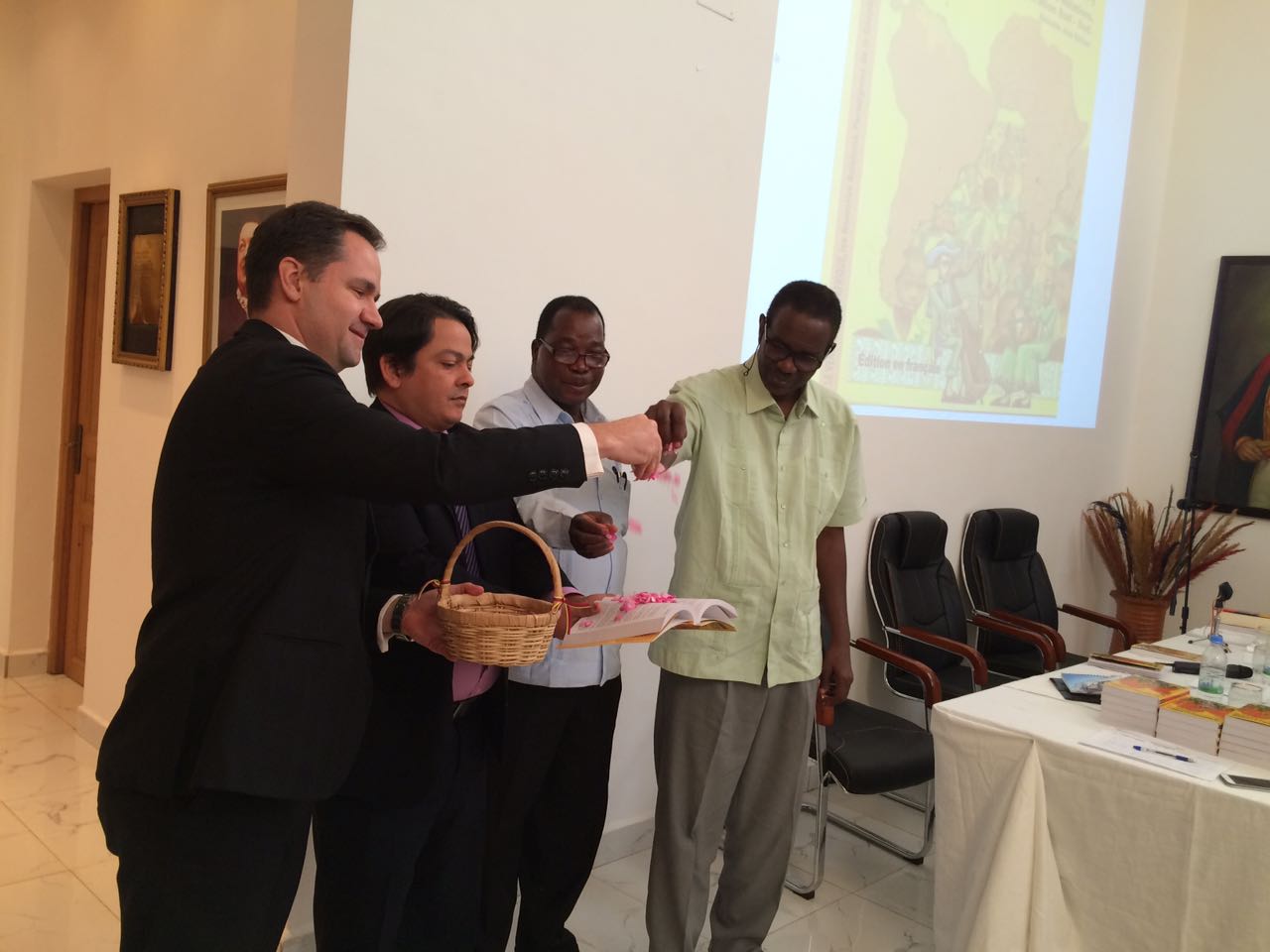 El libro recoge las diferentes acciones desarrolladas por el Gobierno Bolivariano en su política exterior hacia África