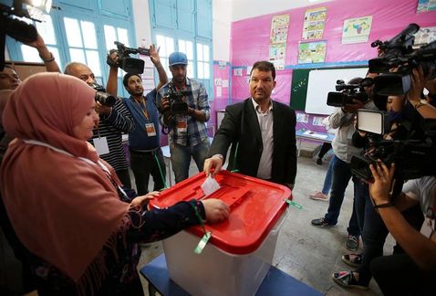 Policías y militares arranacan votaciones en Túnez