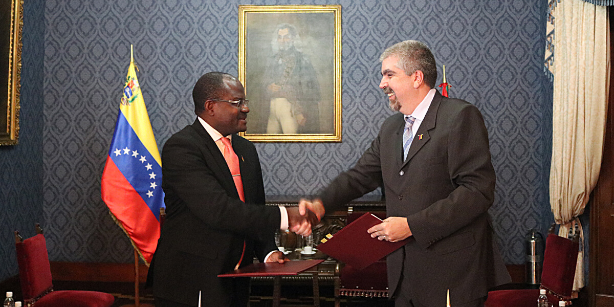 Viceministro para África Yuri Pimentel y el Profesor Jose Magode