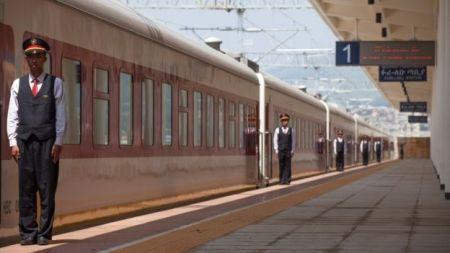 Línea ferroviaria electrificada
