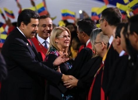 Nicolas Maduro saludando a los asistentes internacionales