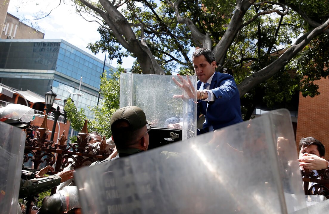 Juan Guaidó trepa la valla del edificio de la Asamblea Nacional de Venezuela