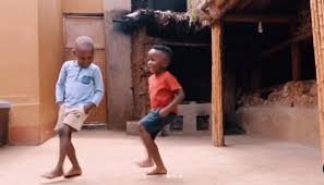 Niños danzantes de Uganda