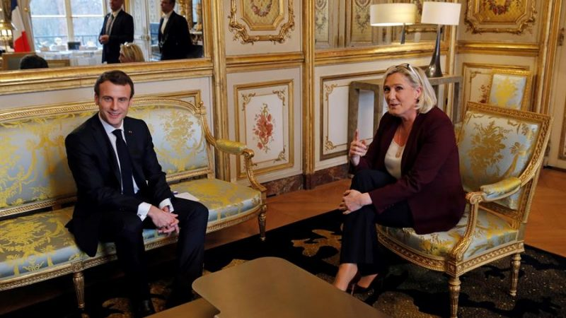 Macron y Le Pen muy sonrientes en una reunión de amigos