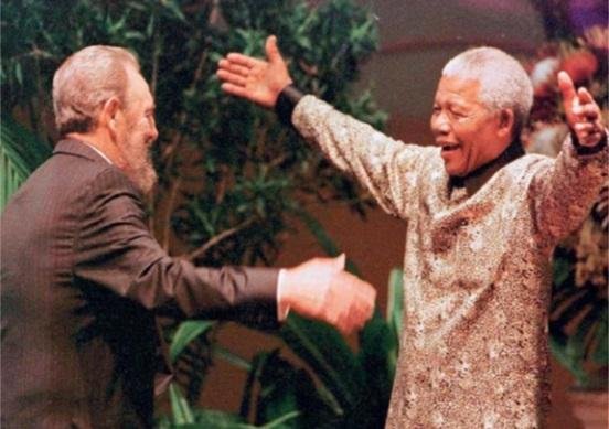 Fidel y Mandela en un abrazo