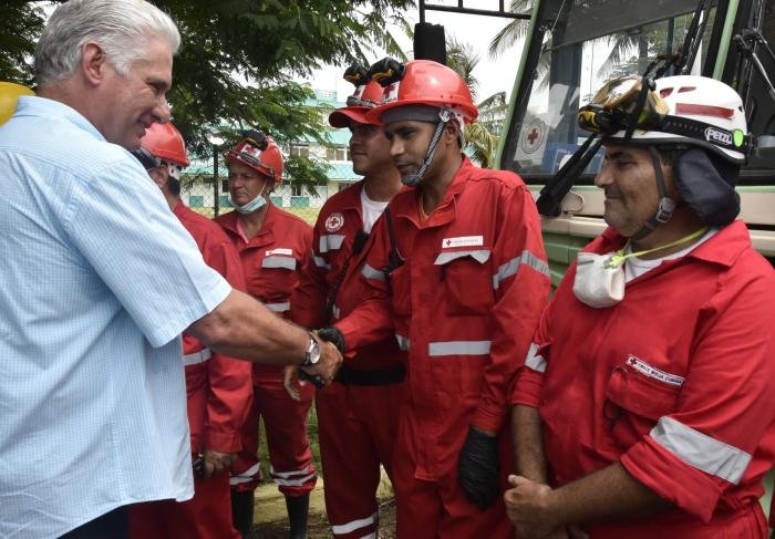 El presidente Díaz Canel con los heroes bomberos
