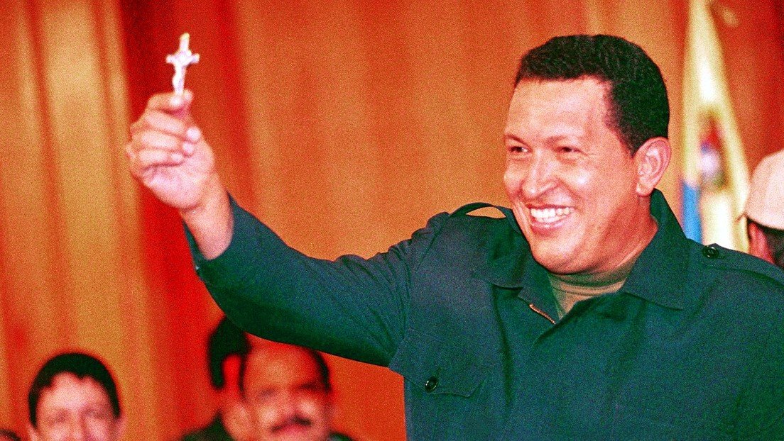 El presidente Hugo Chávez regresando al Palacio de Miraflores en la madrugada del 13 de Abril