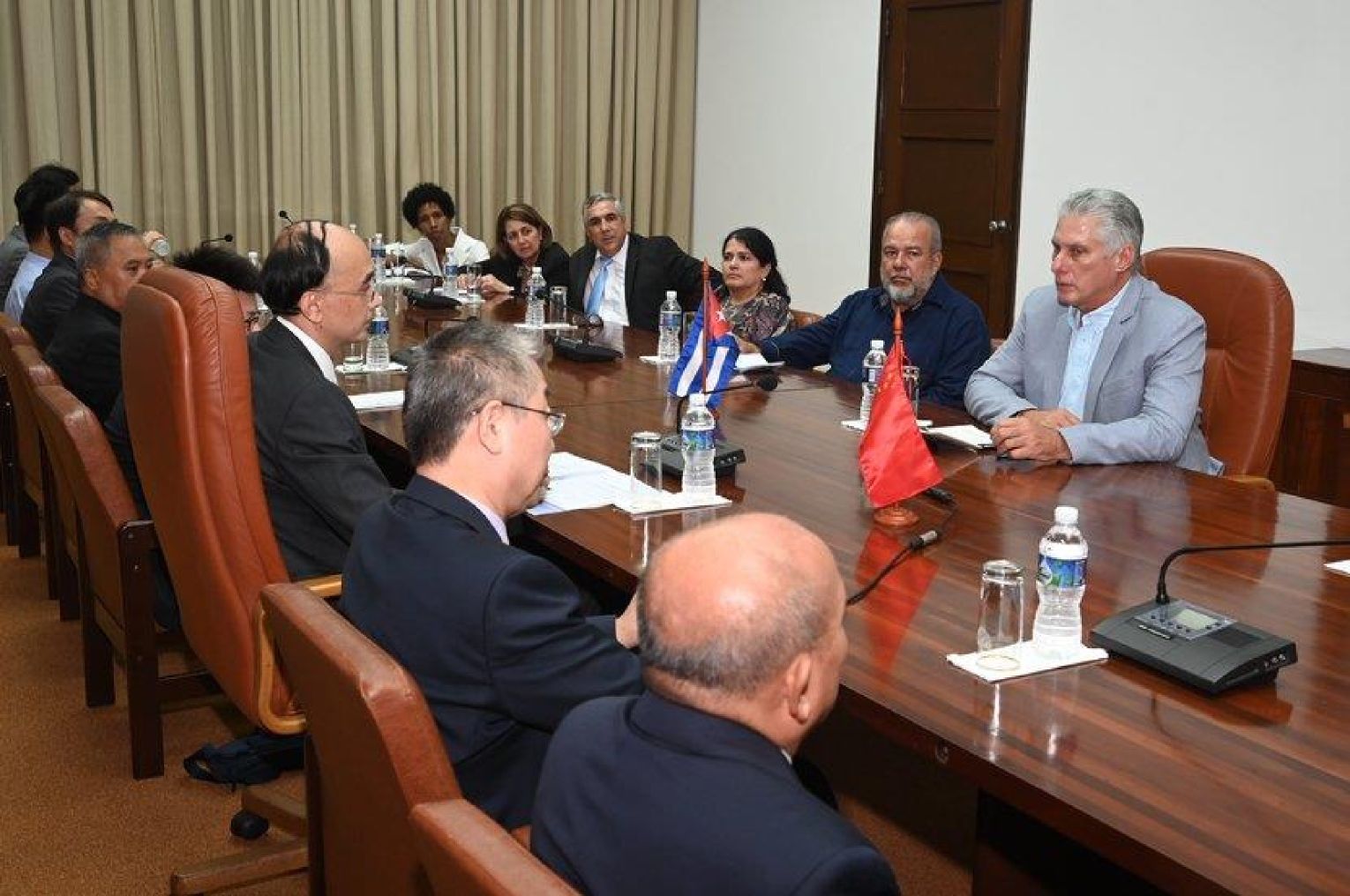 El presidente de Cuba, Miguel Díaz-Canel, recibió hoy a los principales miembros de la delegación de China que participa en la XII Reunión del Grupo de Trabajo Conjunto de la Biotecnología entre ambos países.