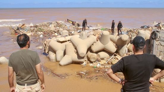 Equipos de rescate buscan supervivientes en Derna Libia