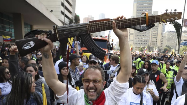 "Escopetarra": el símbolo de paz creado de una escopeta y una guitarra por un artista colombiano