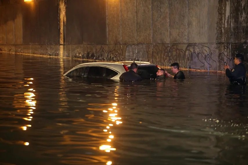 Personal de Protección Civil y policía trabajan en las zonas inundadas en Ciudad de México.