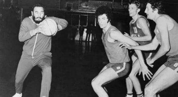 Una de las imágenes de Fidel castro haciendo lo que parece se el euro step