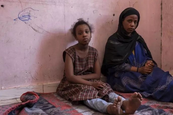 Una mujer y una niña sudanesas en una foto de archivo