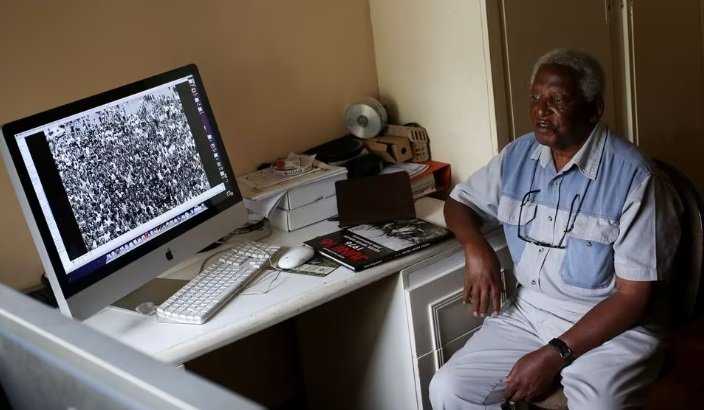 El veterano médico fotoperiodista Peter Magubane observa mientras se toma un descanso de la edición de fotografías en su casa en Johannesburgo Sudáfrica el 10 de febrero de 2016