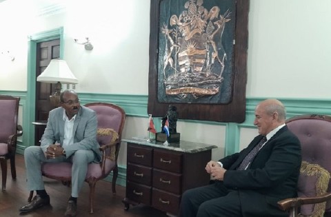 González (D) se comprometió no sólo a mantener las relaciones existentes, sino a hacer todo lo posible para mejorarlas.