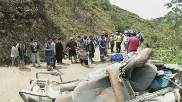 Los heridos incluido el conductor del minibús fueron trasladados hacia hospitales de Coroico y La Paz.