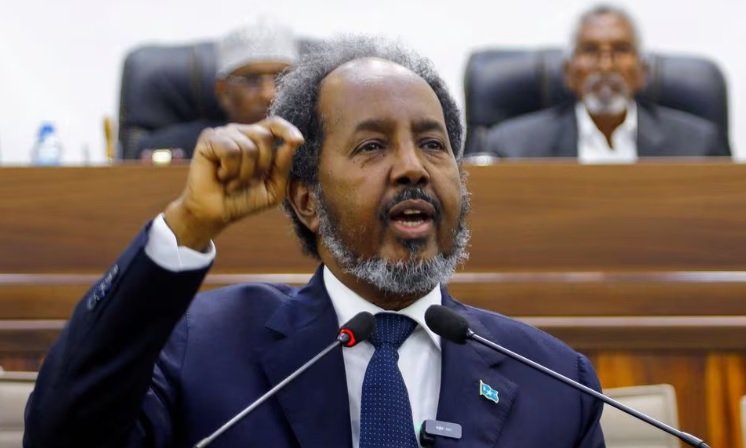 El presidente de Somalia Hassan Sheikh Mohamud se dirige al parlamento sobre el acuerdo portuario entre Etiopía y Somalilandia en Mogadiscio Somalia el 2 de enero de 2024jpg