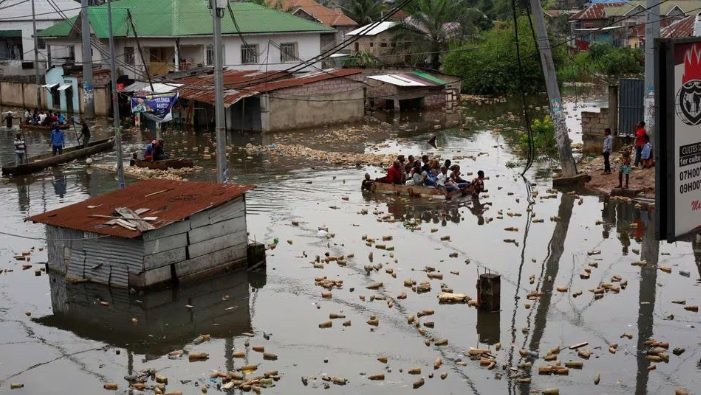 La gente utiliza un barco improvisado para desplazarse después de que el río Congo alcanza su nivel más alto provocando inundaciones. Kinshasa República Democrática del Congo