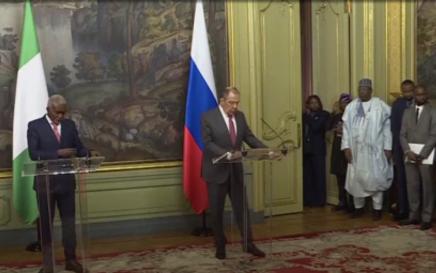 Ministro de Relaciones Exteriores de Rusia Serguéi Lavrov junto al Ministro de Relaciones Exteriores de Nigeria Yusuf Tuggar