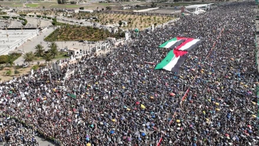 Marcha multitudinaria con bandera Palestina
