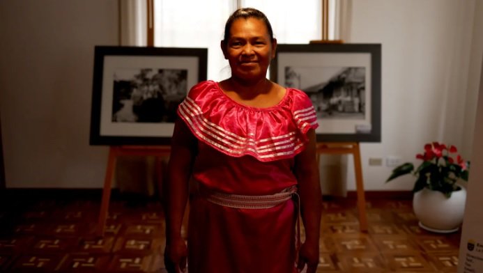 Una mujer indígena de Tierras Bajas posa mientras visita una exposición fotográfica en La Paz Bolivia