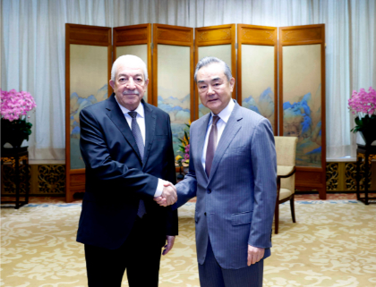 Mahmoud Al Aloul, vicepresidente de Fatah de Palestina, junto al Canciller Chino, Wang Yi