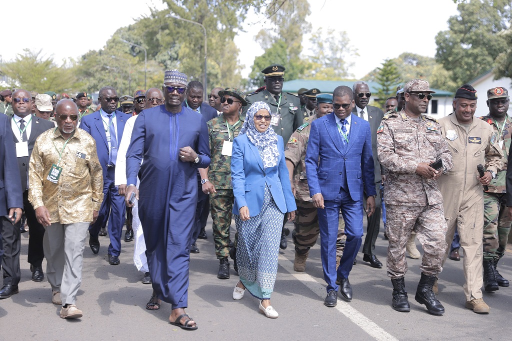 Ministros de Defensa Africanos visitaron hoy la base de la Fuerza Aérea de Etiopía