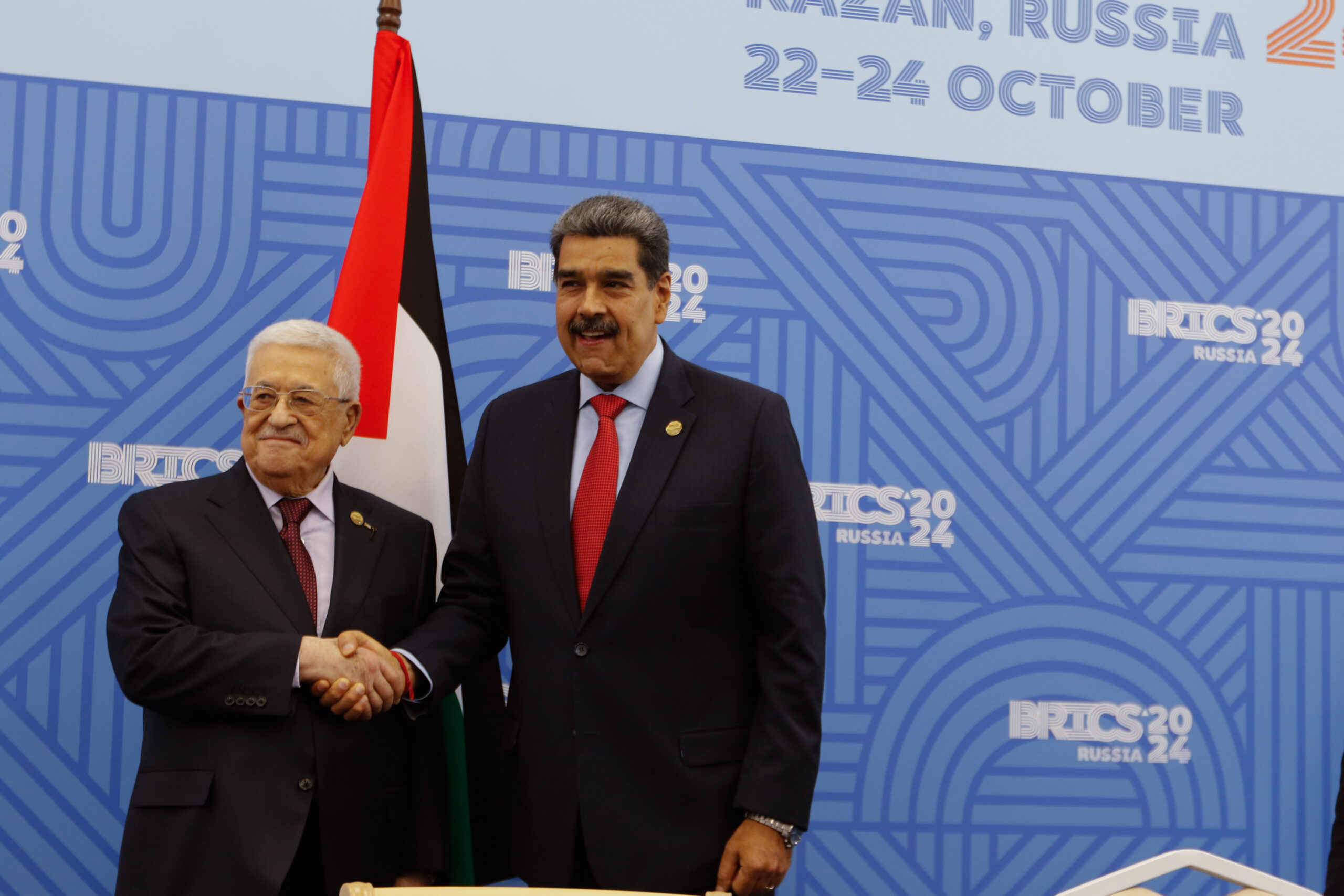 Presidente Nicolás Maduro saludando a su homólogo Palestino, Mahmud Abbas, en la XVI Cumbre del Brics