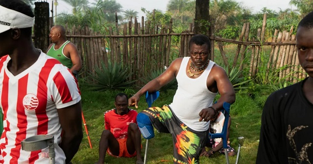 Aprendices de agricultura que fueron amputados durante la guerra civil de Sierra Leona de 1991 a 2002 - Derechos de autor © africanews Foto AP