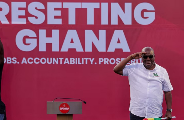 El candidato presidencial del Congreso Nacional Democrático NDC y expresidente de Ghana John Dramani Mahama saluda a sus partidarios durante su último mitin de campaña electoral en Accra Ghana | REUTERS/Zohra Bensemra/Foto de archivo Derechos