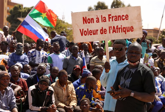 La gente sostiene un cartel mientras se reúne para mostrar su apoyo al nuevo líder militar de Burkina Faso Ibrahim Traore