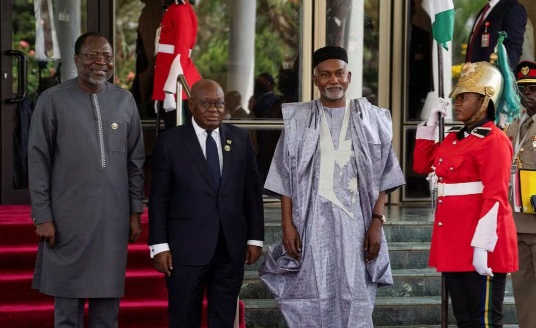 El Presidente de Ghana, Nana Akufo-Addo, es recibido por el Presidente de la CEDEAO, Omar Alieu Touray, y el Ministro de Asuntos Exteriores de Nigeria, Yusuf Tuggar