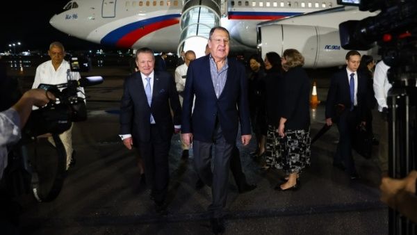El titular diplomático ruso llegó al Aeropuerto Internacional José Martí de la capital cubana La Habana
