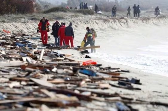 Los rescatistas se preparan para buscar sobrevivientes tras el mortal naufragio de un migrante en Steccato di Cutro cerca de Crotone Italia el 28 de febrero de 2023jpg